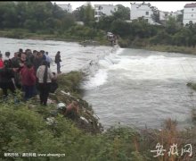 和平精英辅助透视（视频）休宁又有人掉下漫水桥 村民冷水中合力救人